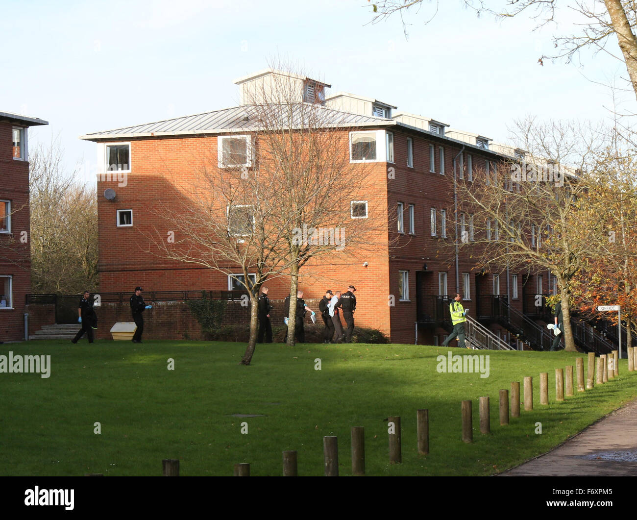 Winchester, Hampshire, Regno Unito. Xxi Nov, 2015. Winchester, Hampshire sabato 21 novembre 2015 poliziotti armati sono state distribuite a Erasmus Park in Winchester questa mattina. Circa 20 ufficiali di polizia assalto di un blocco dello studente e il led di un uomo lontano da un attesa di ambulanza. Hampshire polizia hanno ancora a rilasciare una dichiarazione. Credito: uknip/Alamy Live News Foto Stock