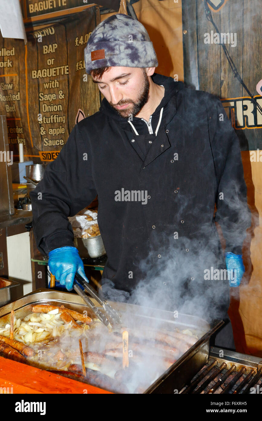 Glasgow, Regno Unito. Xxi Nov, 2015. Con solo 33 giorni a sinistra prima di Natale, annuale di Glasgow International Street Market ancora una volta sta dimostrando di essere una grande attrazione. Gli acquirenti sono state acquistando un regalo, souvenir e cibo da molti stallo, compresi quelli provenienti da Germania, Spagna, Italia, Russia e Francia Credito: Findlay/Alamy Live News Foto Stock