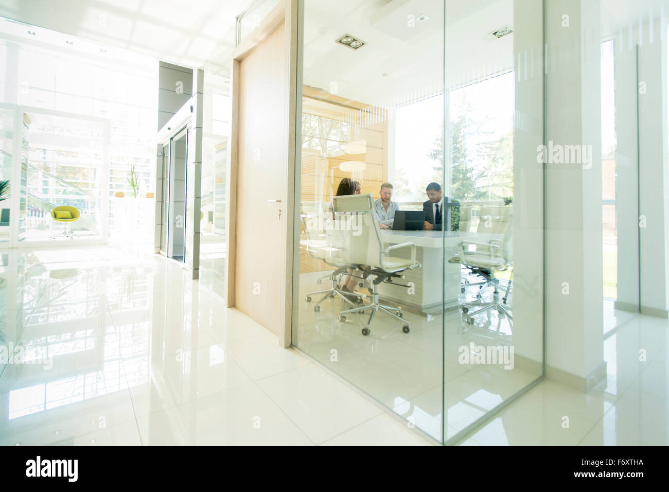 Multietnica di persone che lavorano in ufficio Foto Stock