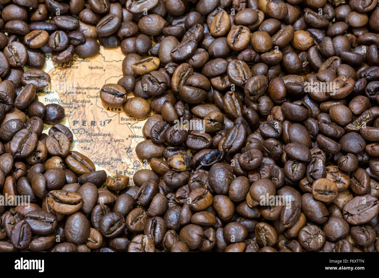 Vintage Mappa di Perù coperto da uno sfondo di chicchi di caffè tostati. Questa nazione è tra i dieci principali produttori ed esportatori Foto Stock