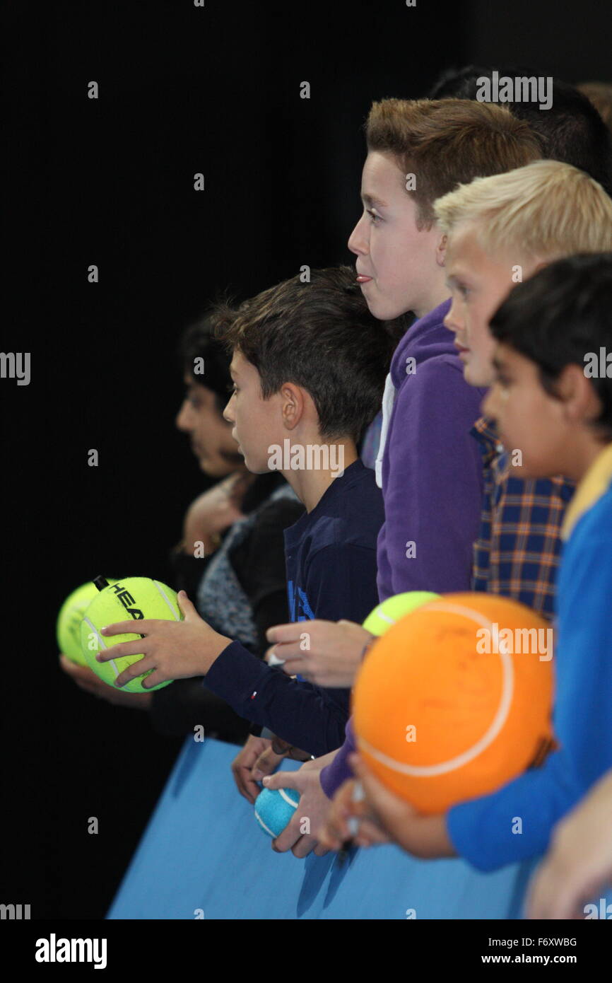 Londra, Regno Unito. Xxi Nov, 2015. Barclays ATP World Tour Finals, tifosi in attesa di avere delle palline firmato dai giocatori il giorno 7 semifinali match. O2 Arena, Londra, Regno Unito. Il 21 novembre 2015. Credito: Concedere Burton/Alamy Live News Foto Stock