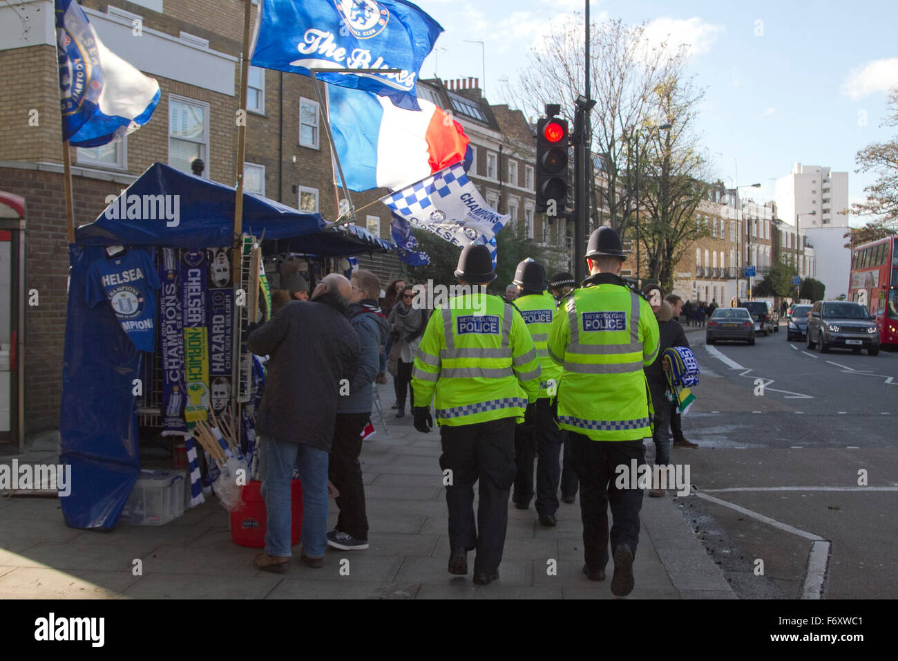 Londra, Regno Unito. Xxi Nov, 2015. Extra di ufficiali di polizia sono redatti a Stamford Bridge per il Chelsea v Norwich corrispondono come sicurezza è a gradini fino al campionato di calcio motivi dopo gli attentati terroristici a Parigi la settimana scorsa Credito: amer ghazzal/Alamy Live News Foto Stock