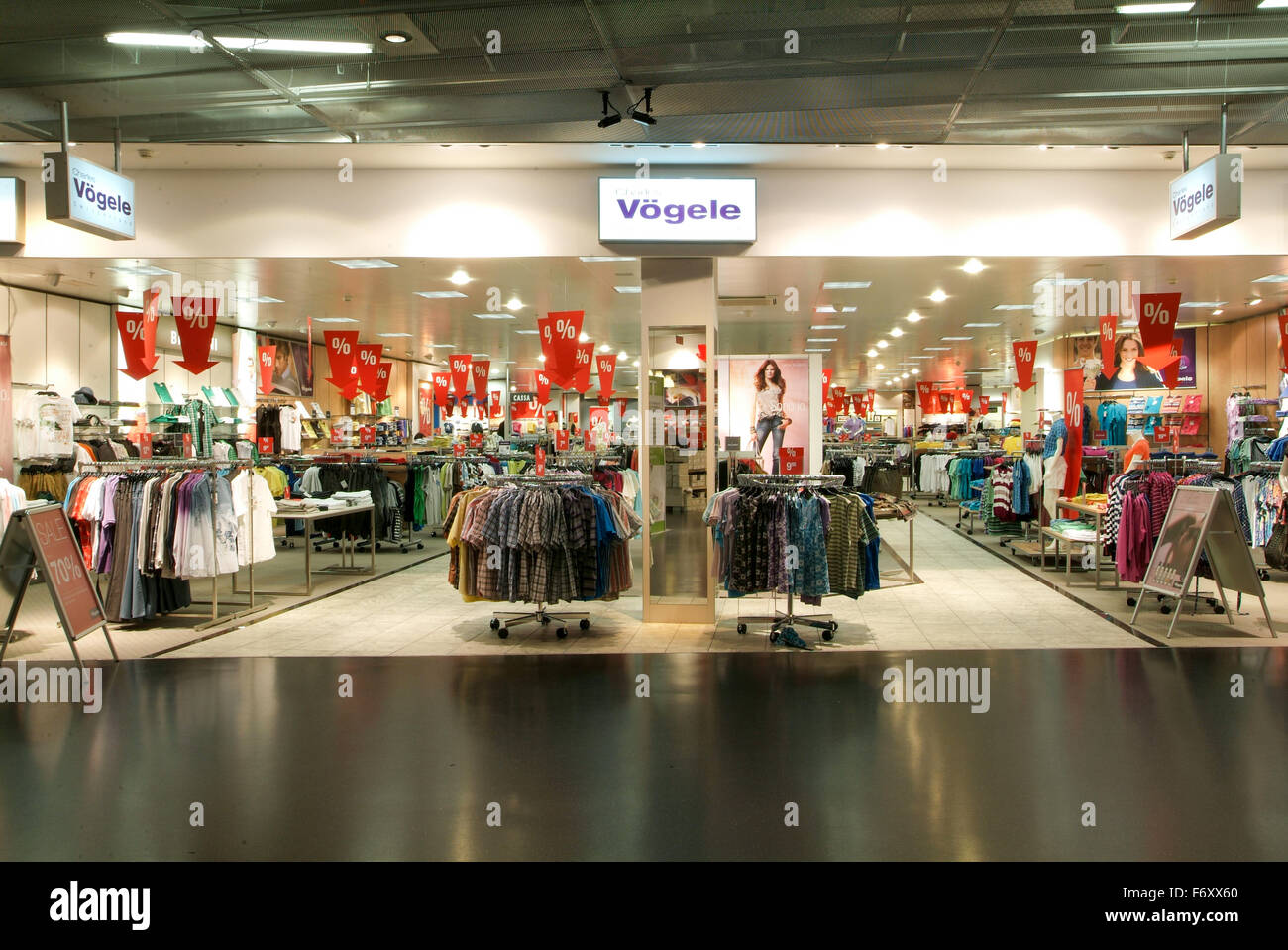 Lugano, Svizzera - 1 Luglio 2010: interno della Vögele fashion negozio di  abbigliamento sul mall di Lugano per la Svizzera Foto stock - Alamy