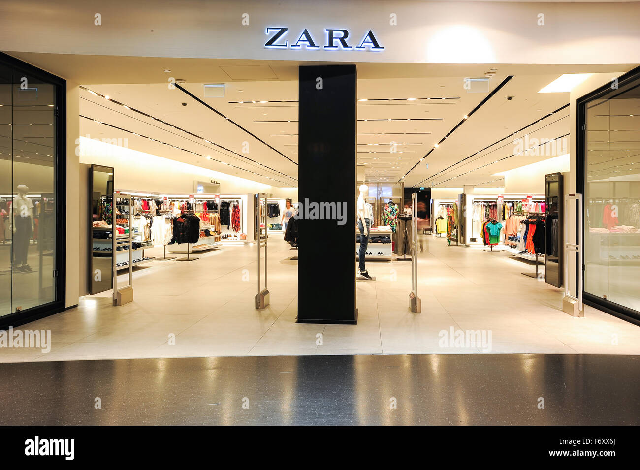 Lugano, Svizzera - 17 Luglio 2014: interno della moda Zara negozio di  abbigliamento sul mall di Lugano per la Svizzera Foto stock - Alamy