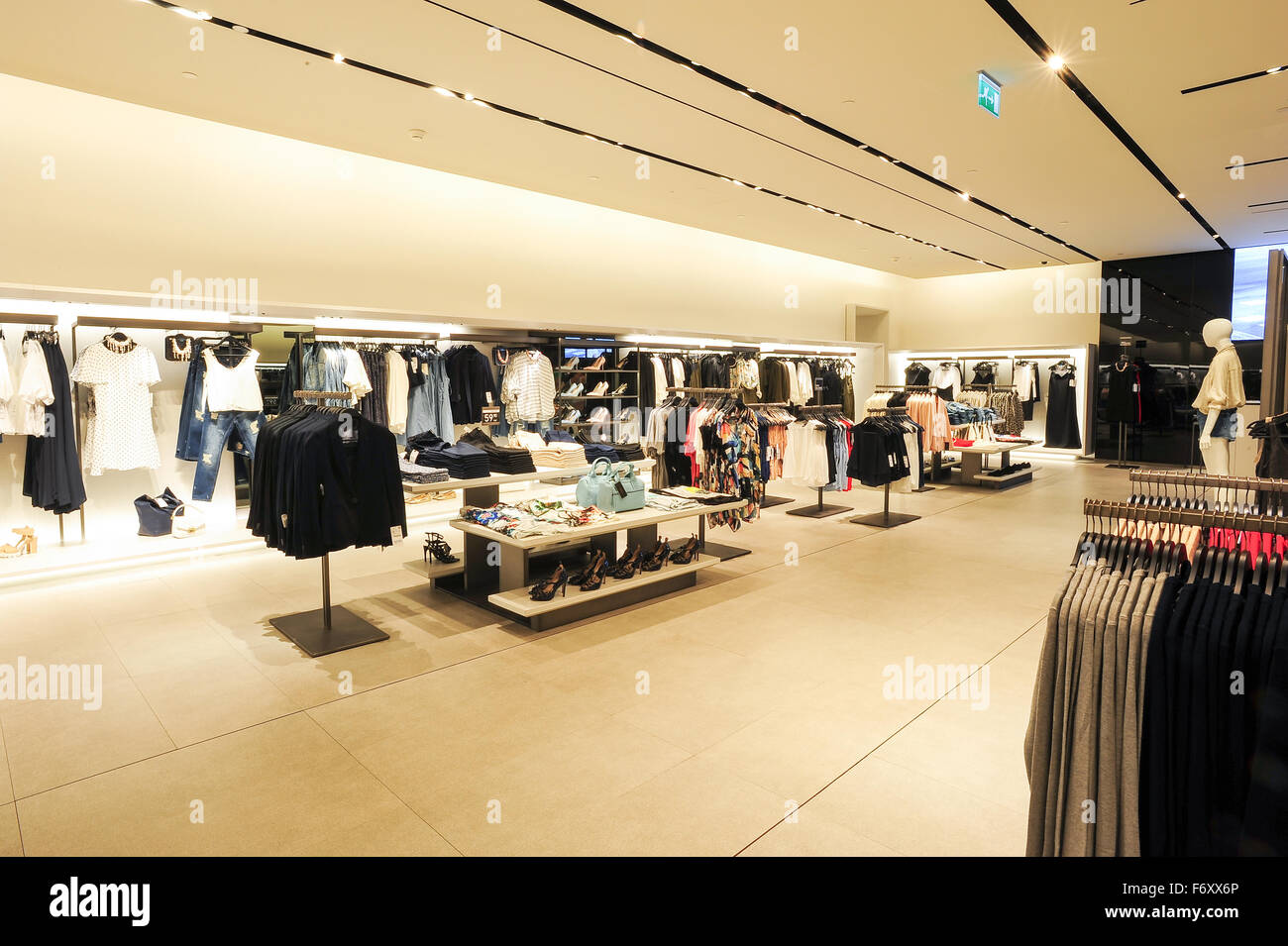 Lugano, Svizzera - 17 Luglio 2014: interno della moda Zara negozio di  abbigliamento sul mall di Lugano per la Svizzera Foto stock - Alamy