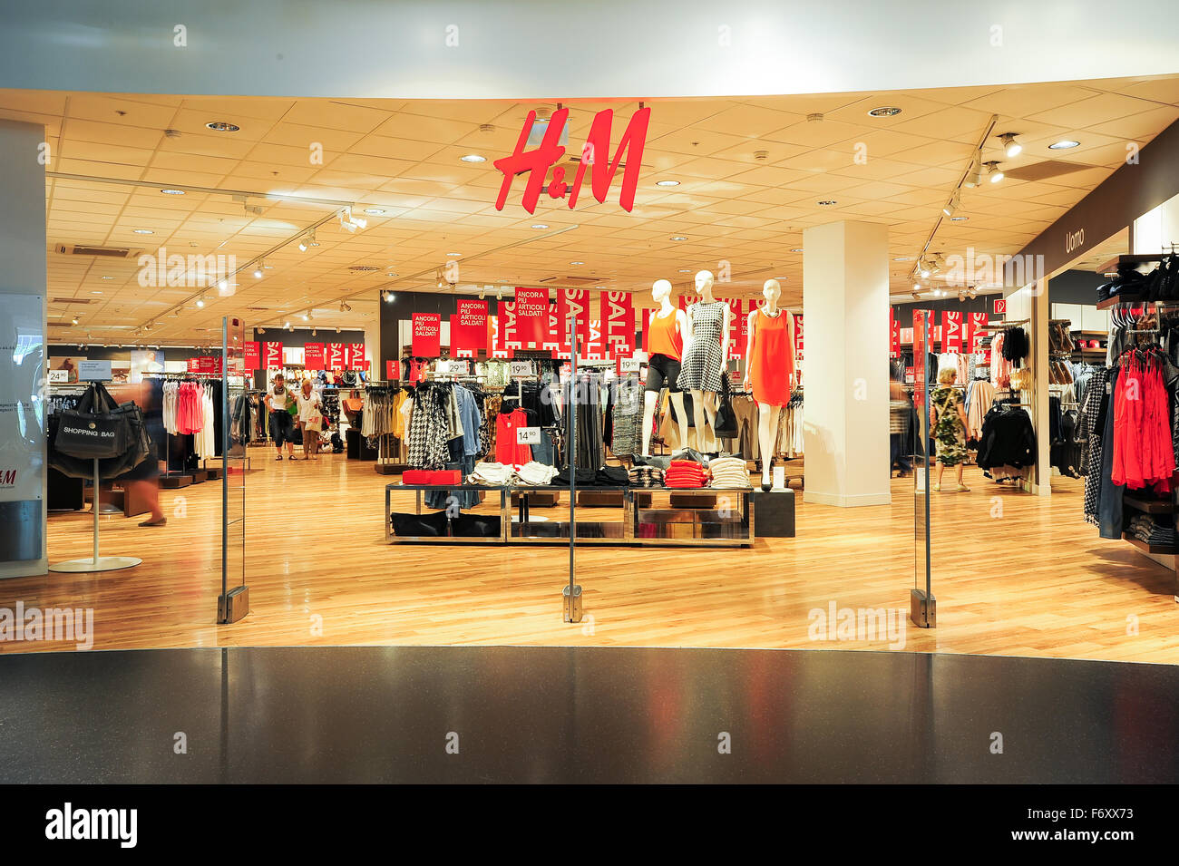 Lugano, Svizzera - 17 Luglio 2014: interni di H&M fashion negozio di  abbigliamento sul mall di Lugano per la Svizzera Foto stock - Alamy