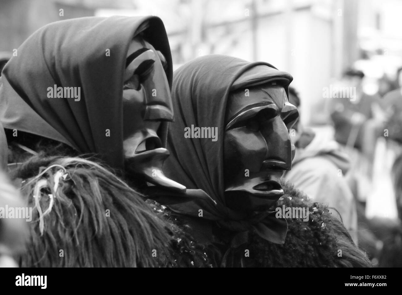 Mamuthones maschera sarda al carnevale di Mamoiada, Sardegna, Italia Foto Stock