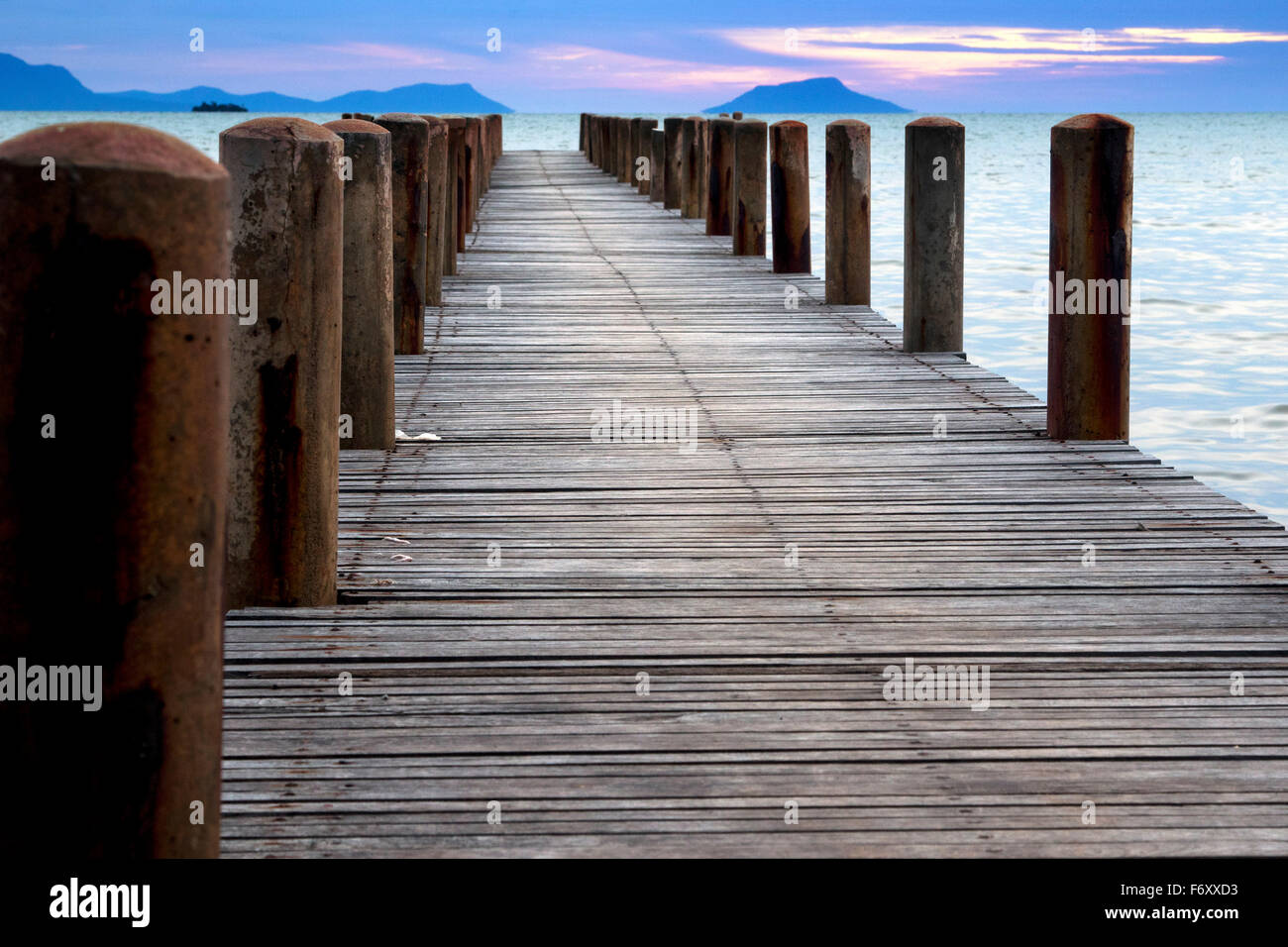 Kep yacht club ristorante molo di scena al tramonto tramonto Foto Stock