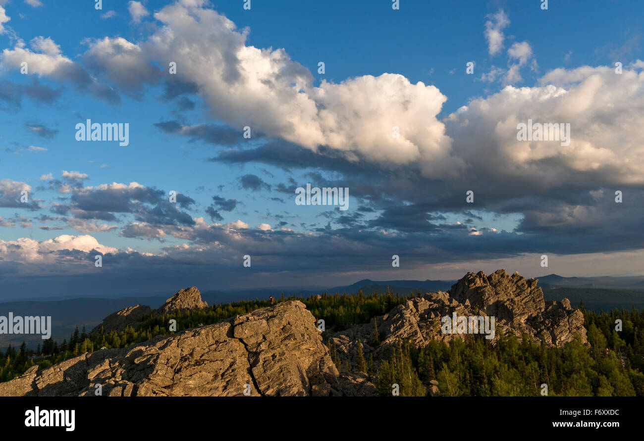 Cloudscape oltre a sud monti Urali Foto Stock