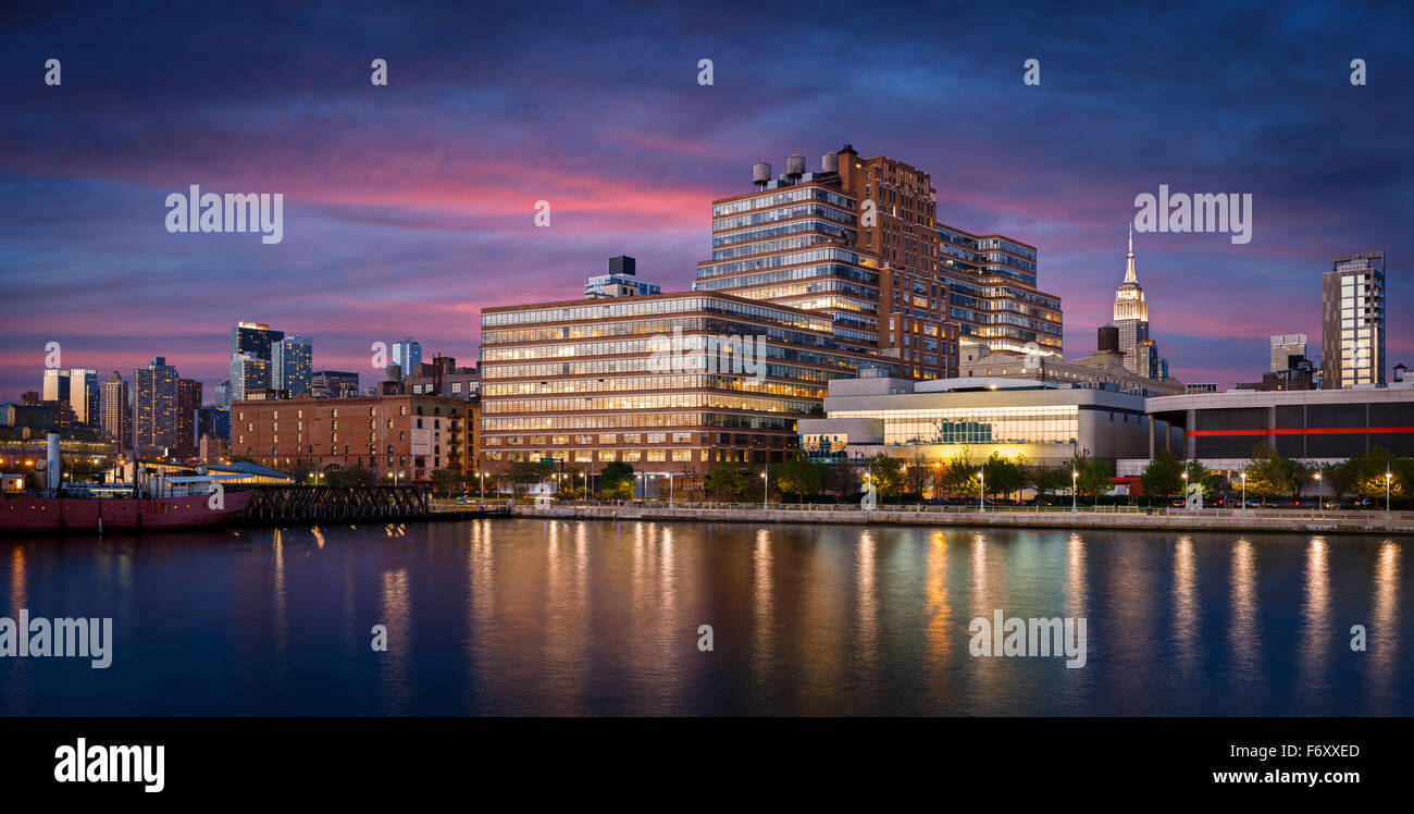 Di sera presto vista e luci della città di West Chelsea e Midtown skyline di Manhattan dal fiume Hudson. La città di New York Foto Stock