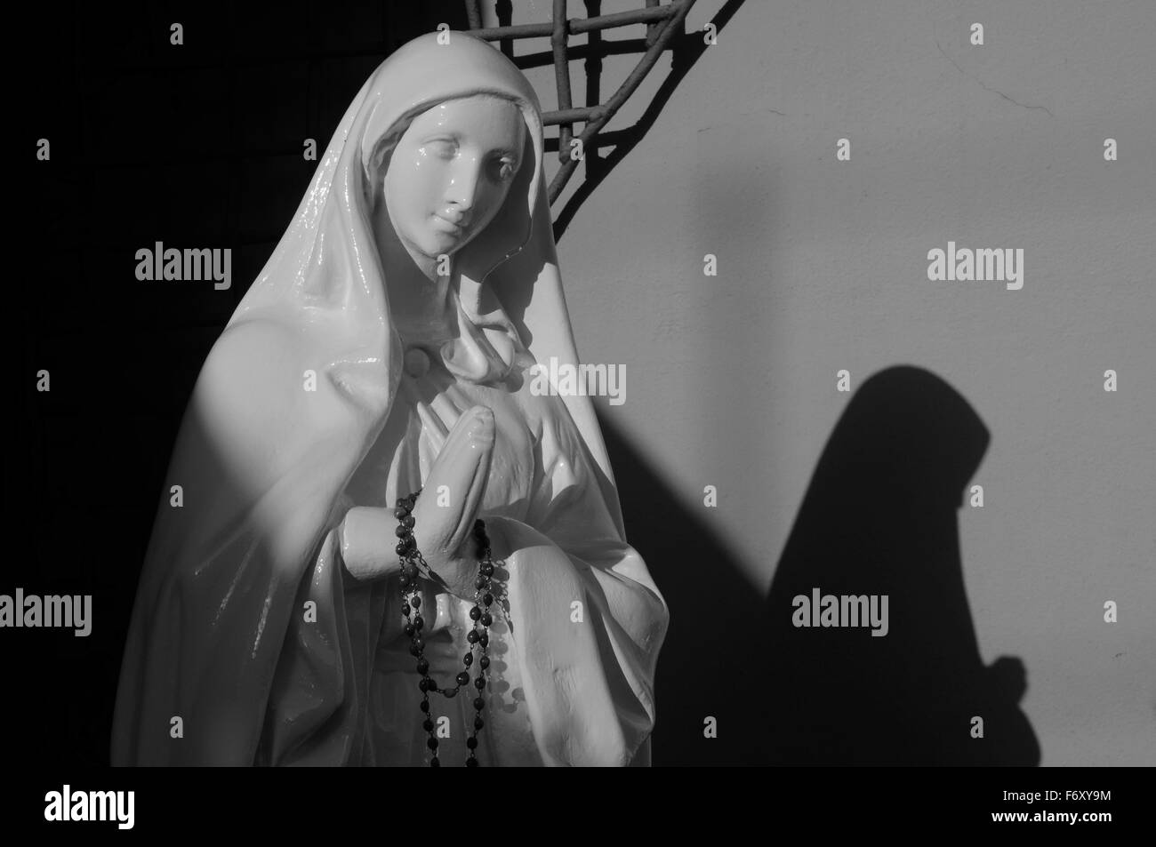La statua della Vergine Maria nella foto in bianco e nero Foto Stock