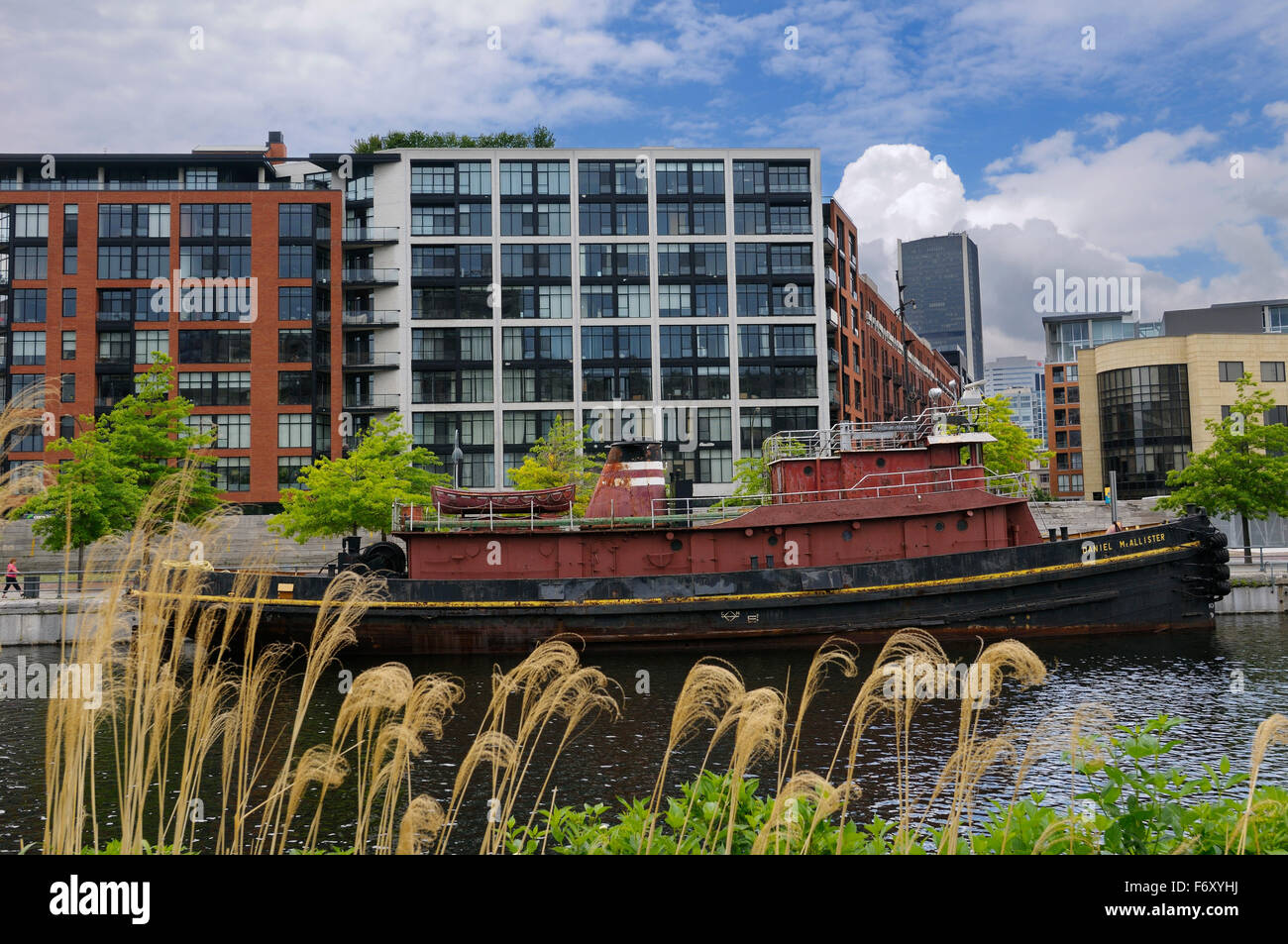 Rimorchiatore abbandonati Daniel McAllister su Lachine Canal nella vecchia Montreal Canada Foto Stock
