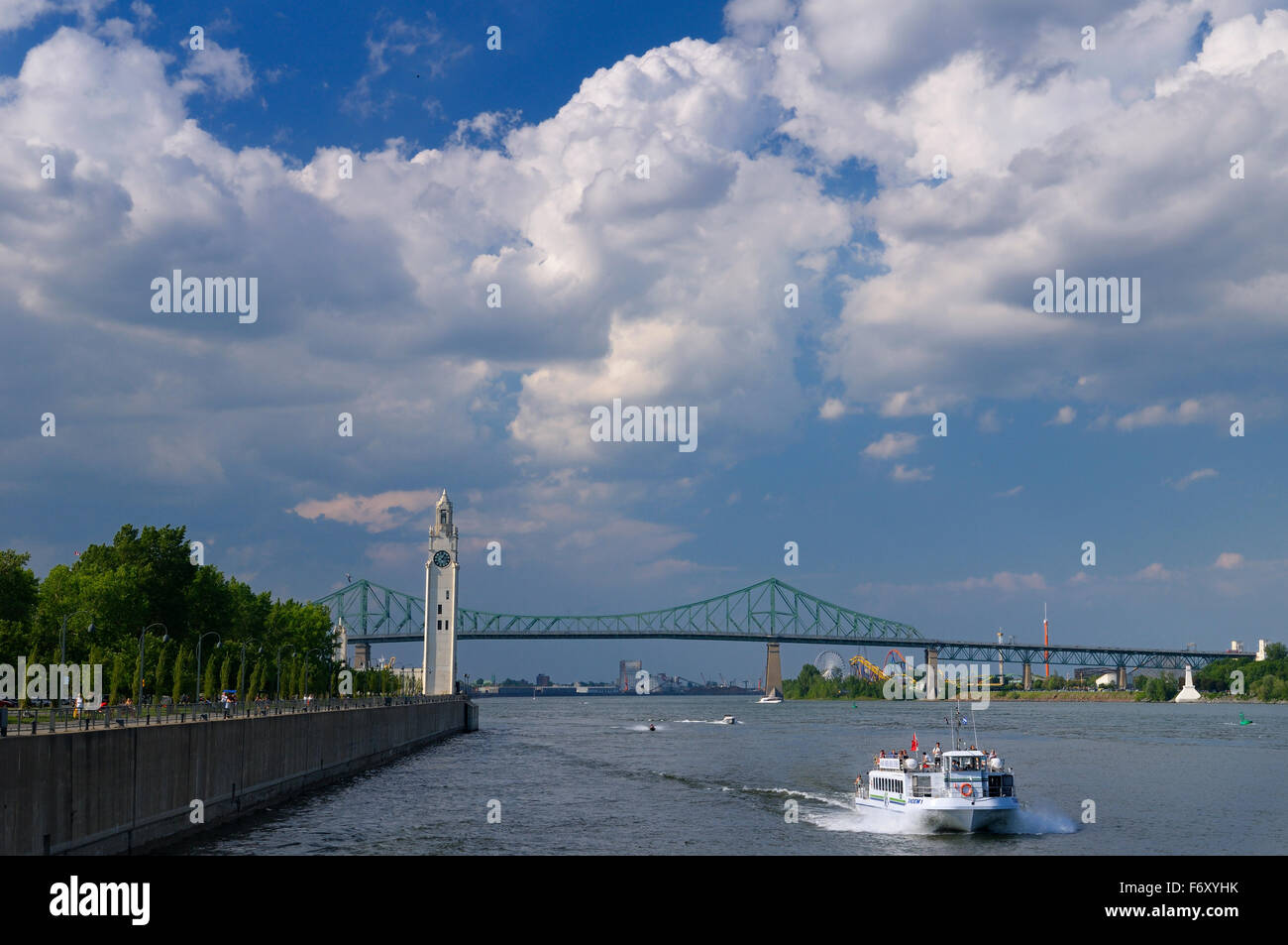 I marinai Memorial Tower e Jacques Cartier bridge da Quai de l'Horloges Montreal Foto Stock