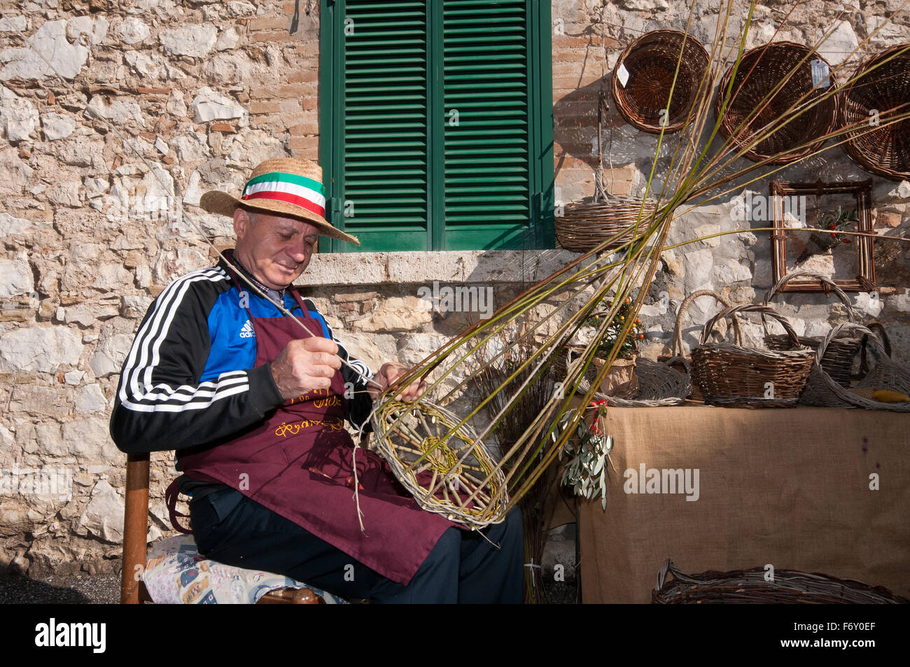 Artigiano al lavoro con il vimini a Montecchio, Terni, Umbria, Italia Foto Stock
