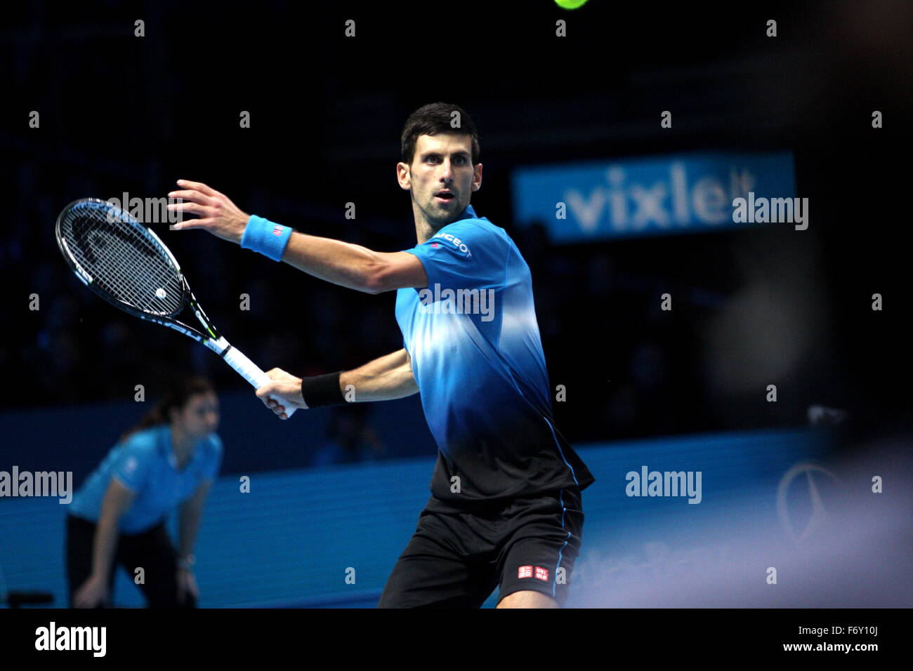 Londra, Regno Unito. Xxi Nov, 2015. Barclays ATP World Tour Finals, Novak Djokovic (SRB) sul suo modo di vincere contro Rafael Nadal (ESP) nel giorno 7 semifinali match. O2 Arena, Londra, Regno Unito. Il 21 novembre 2015. Credito: Concedere Burton/Alamy Live News Foto Stock