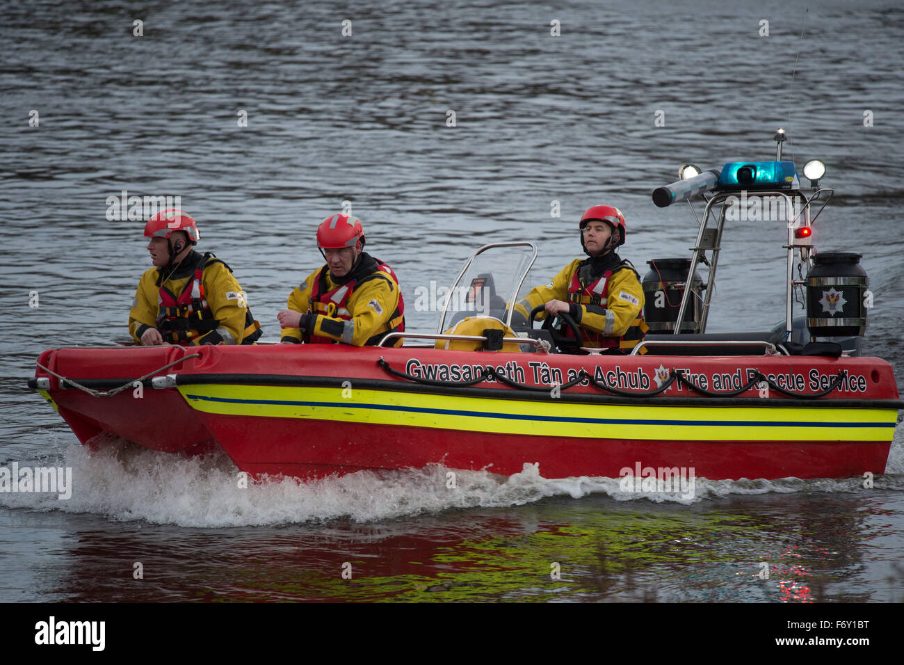 Un Galles del Sud il fuoco e la squadra di salvataggio utilizzare una barca veloce per cercare una persona visto entrare il fiume Taff a Cardiff, nel Galles del Sud. Foto Stock