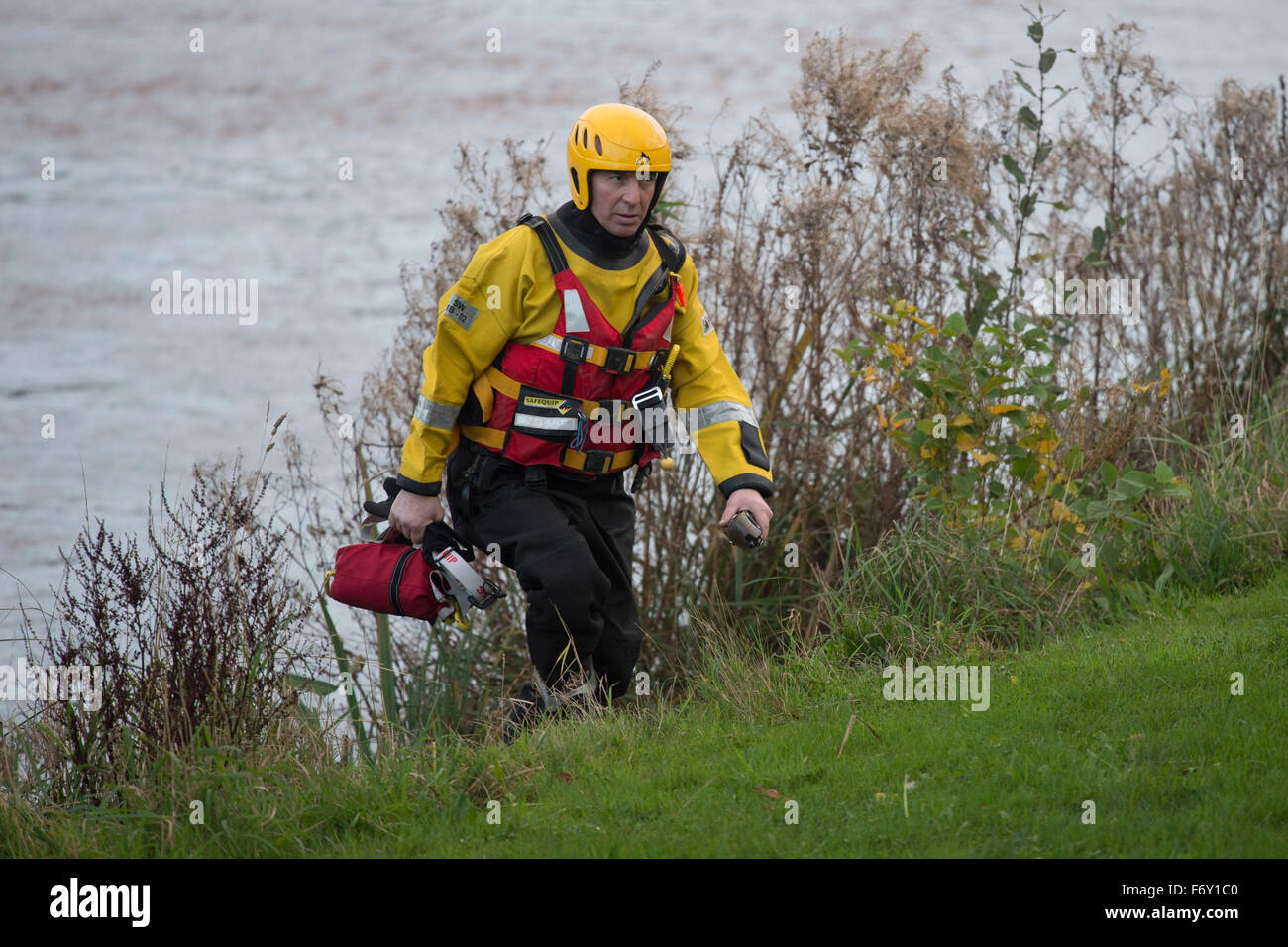 Gli operatori di soccorso a piedi lungo egli rive del fiume Taff a Cardiff, nel Galles del Sud, dopo le relazioni di un corpo in acqua. Foto Stock