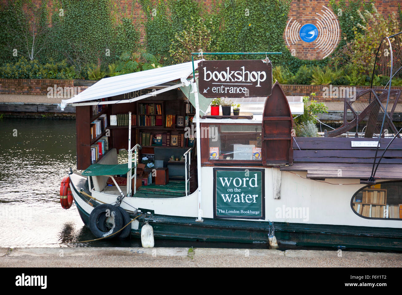La parola "sull'acqua" bookshop su una piccola imbarcazione, Regent's Canal, London, Regno Unito Foto Stock
