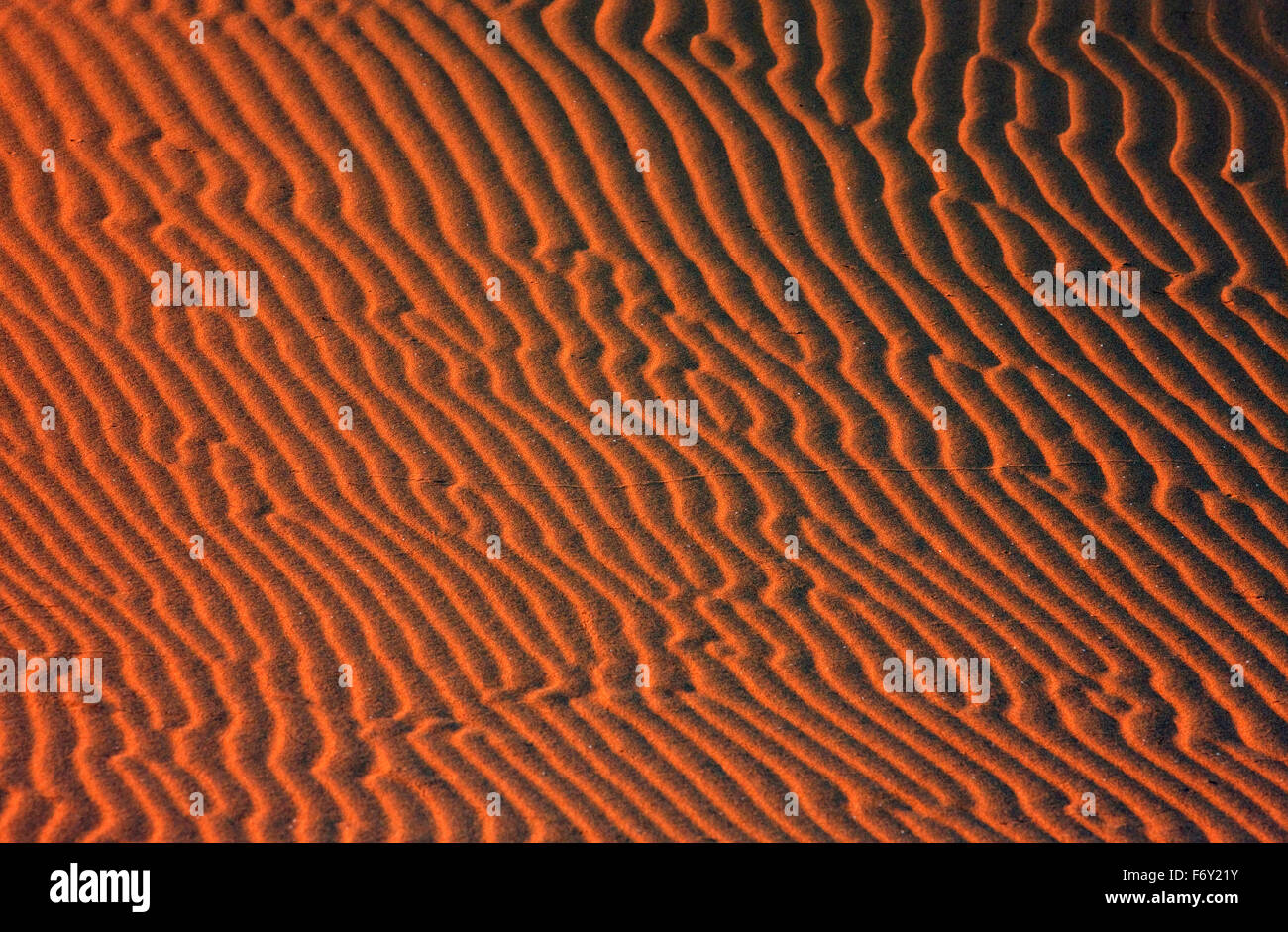 Lo strato di sabbia configurazioni formate dai venti al tramonto nelle dune di sabbia di area Gomati, Katalako village, Limnos, Grecia Foto Stock