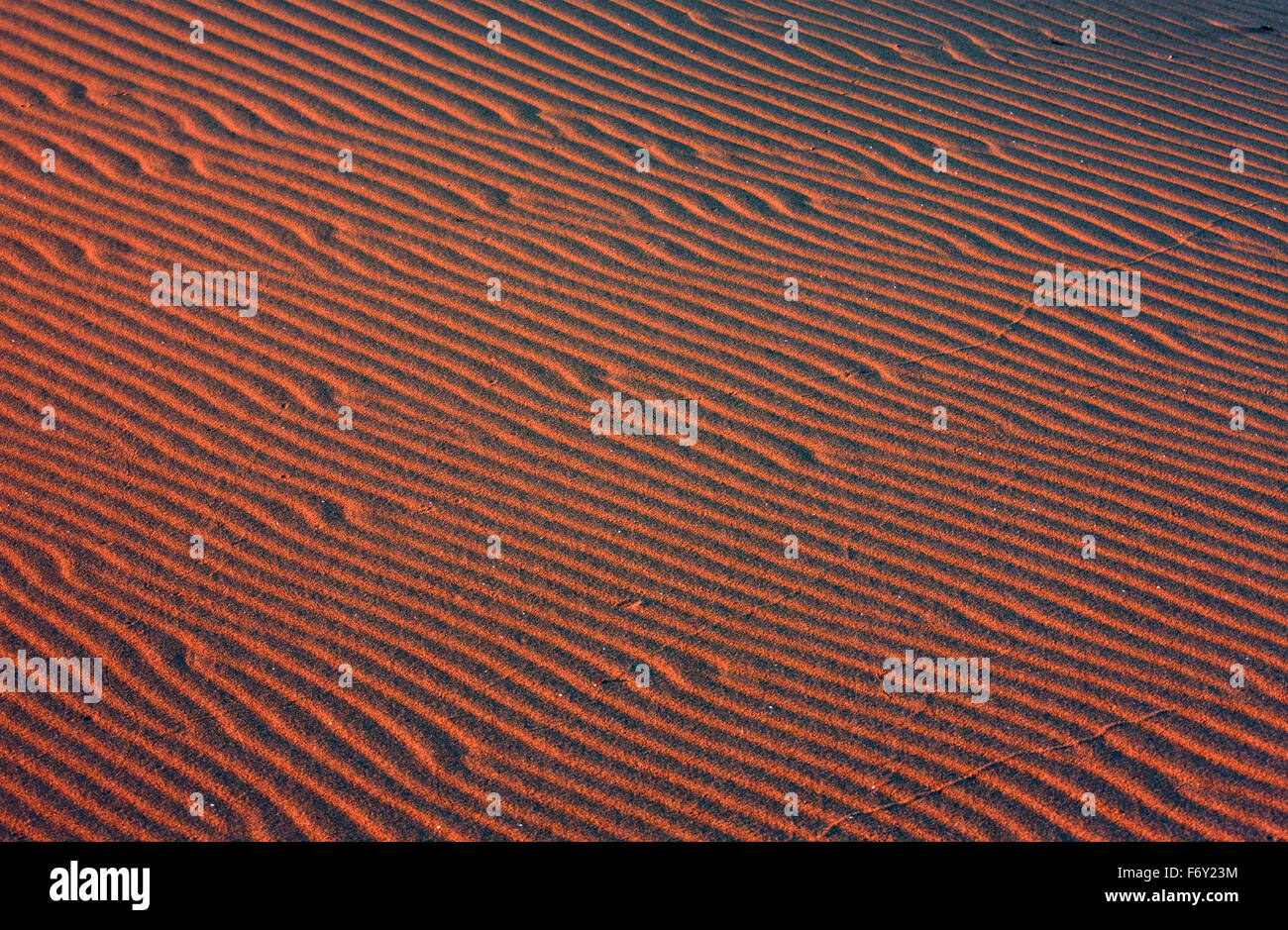 Psichedelia scanalature formate da venti al tramonto nelle dune di sabbia di area Gomati, Katalako village, Lemnos Island, Grecia Foto Stock