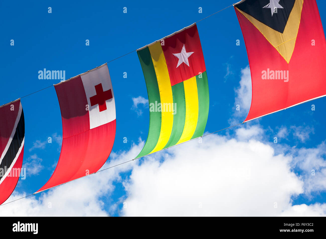 Il mondo colorato paese bandiere contro un cielo blu (Trinidad e Tobago, Tonga, Togo, Timor Est) Foto Stock