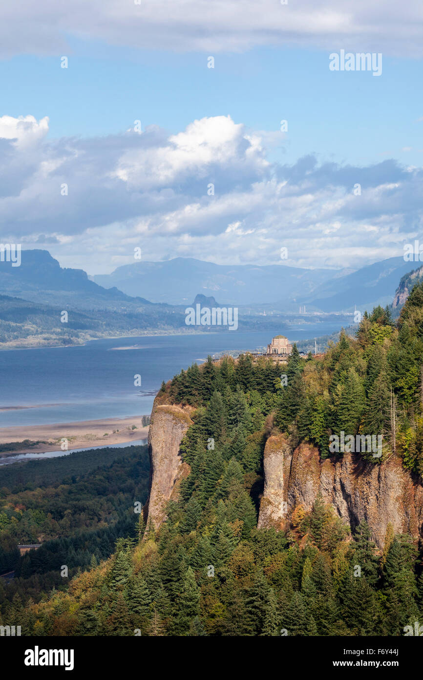 La Vista House si affaccia sul Columbia Gorge di Crown Point vicino a Portland, Oregon. Foto Stock