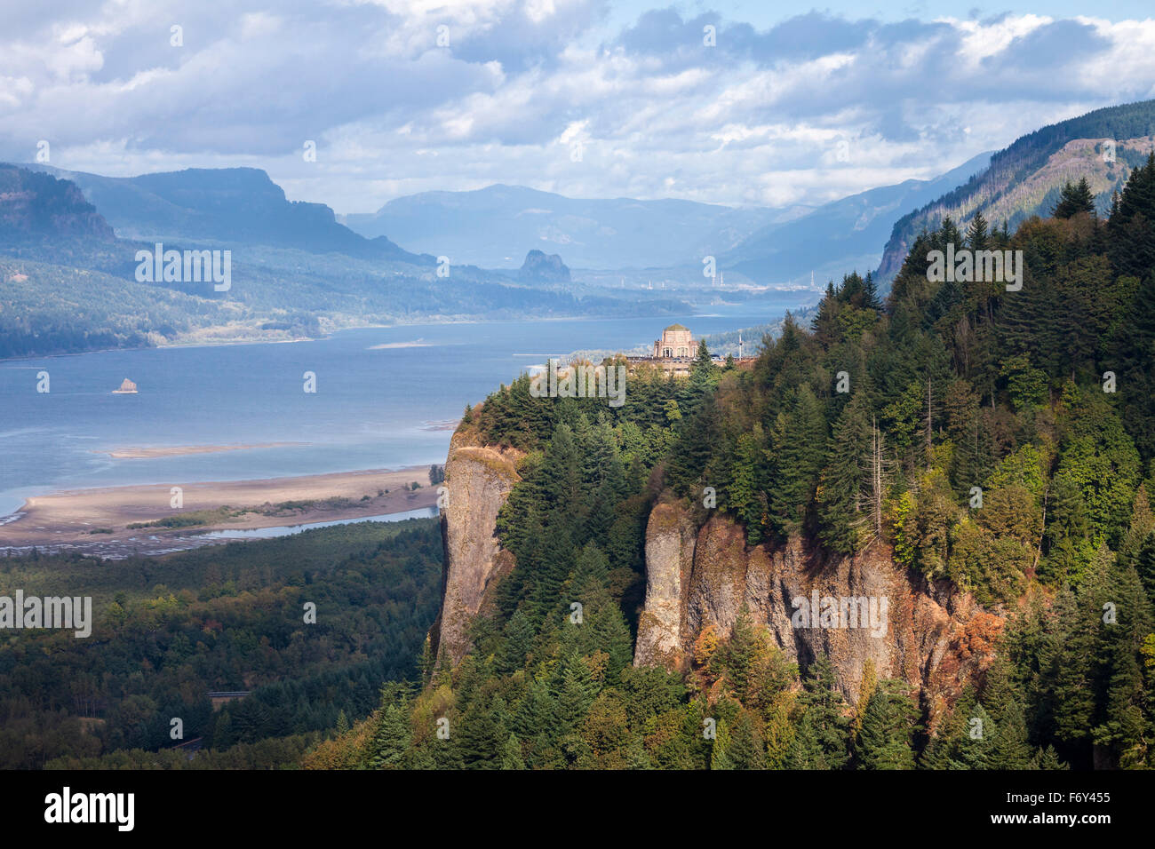 La Vista House si affaccia sul Columbia Gorge di Crown Point vicino a Portland, Oregon. Foto Stock