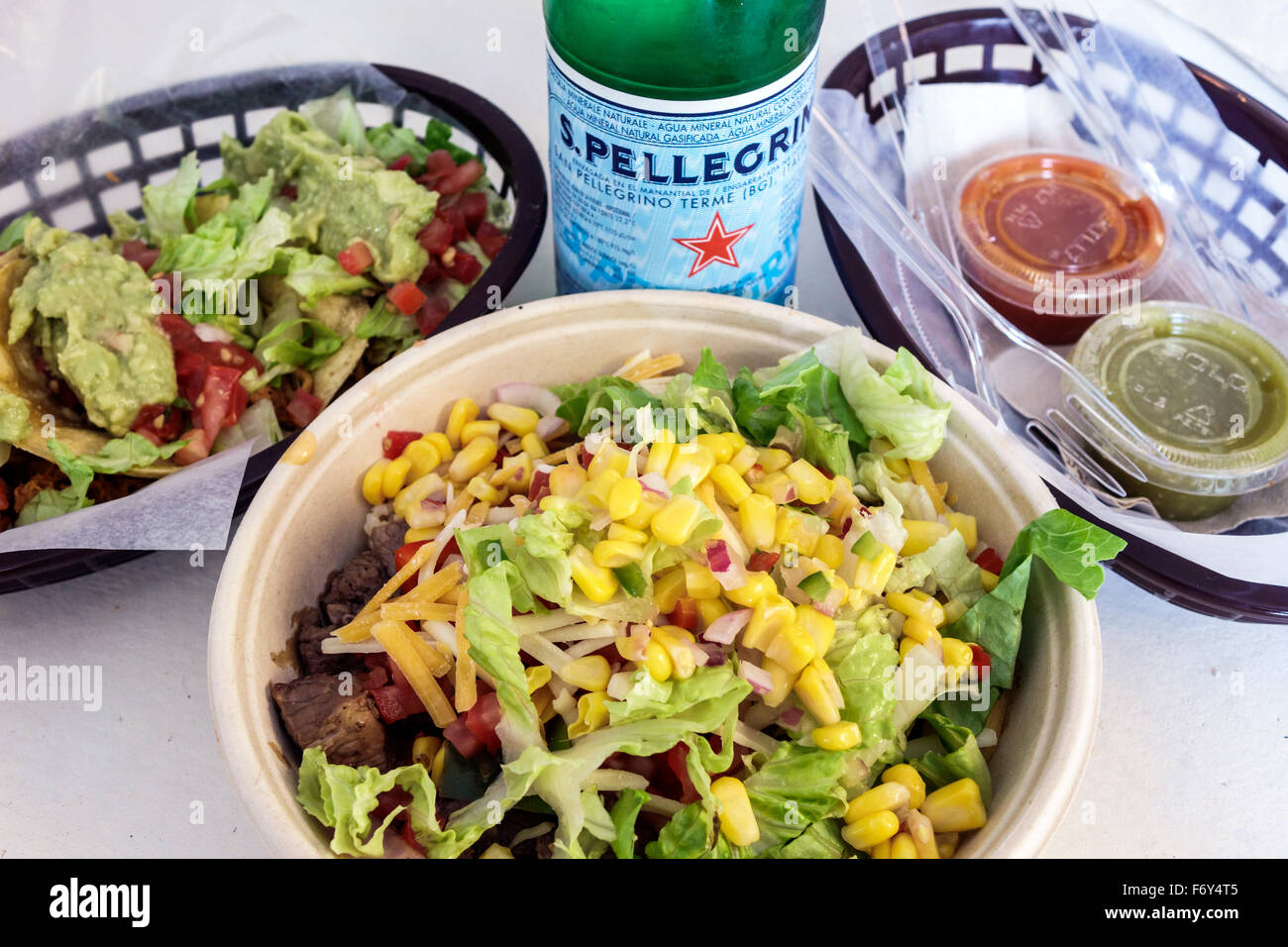 Madrid Spagna,Chamberi­ ispanica,Plaza Alonzo Martinez,Tierra Burrito Bar,ristorante ristoranti ristorazione caffè, cibo messicano,tacos,guacamole,sa Foto Stock