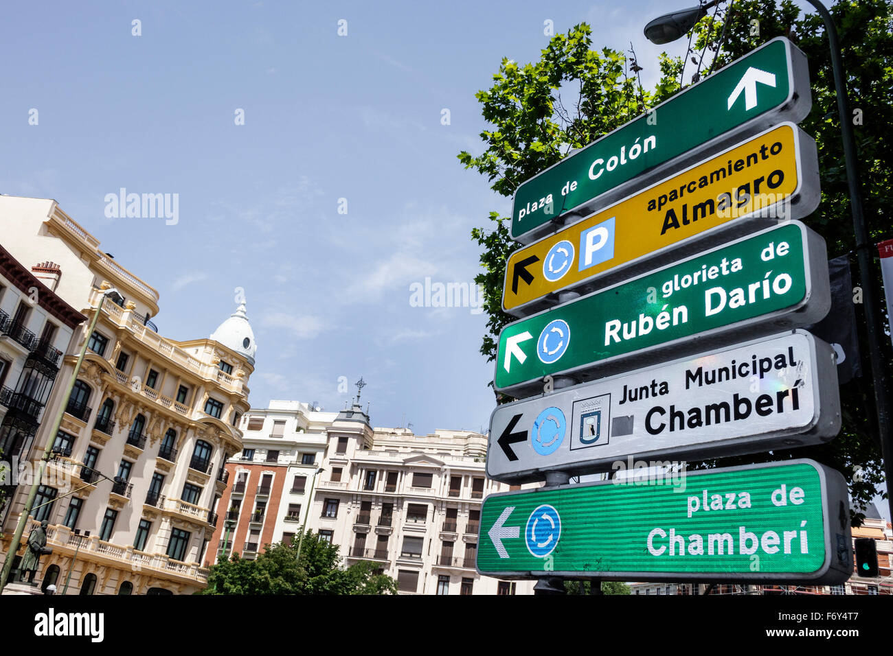 Madrid Spagna,Chamberi­ ispanica,Plaza Alonzo Martinez,segnaletica,indicazioni,posizione,freccia,traffico,frecce,Spain150704051 Foto Stock