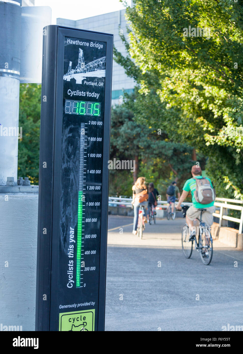 Il 1,615th ciclista del giorno attraversa il ponte di Hawthorne a Portland, Oregon. Foto Stock