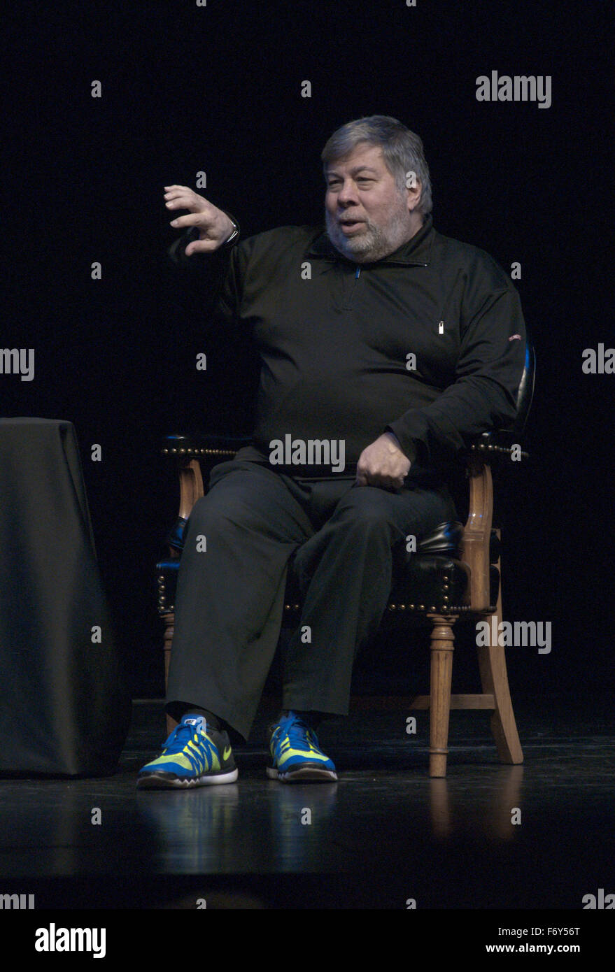 Lawrence, Kansas. 11-20-2015 Steve Wozniak co-fondatore di Apple Computer dà lezione su innovazione e imprenditorialità come parte di Anderson Chandler Lecture Series presso il Lied centro della Kansas University. Credito: Mark Reinstein Foto Stock