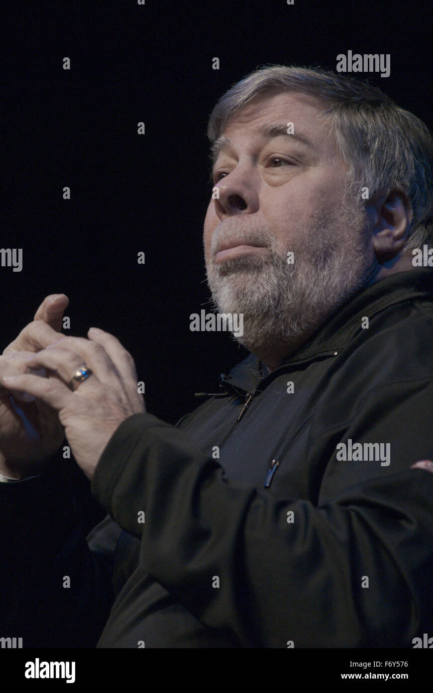 Lawrence, Kansas. 11-20-2015 Steve Wozniak co-fondatore di Apple Computer dà lezione su innovazione e imprenditorialità come parte di Anderson Chandler Lecture Series presso il Lied centro della Kansas University. Credito: Mark Reinstein Foto Stock