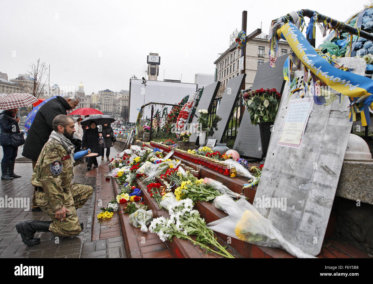 Gli ucraini si alzano in piedi davanti al memoriale per le vittime delle proteste contro il governo il Maidan, durante il secondo anniversario della Rivoluzione Euromaidan. Il 21 novembre 2013 attivisti hanno avviato un governo anti-protesta dopo l'allora Primo Ministro Mykola Azarov ha annunciato la sospensione di un punto di riferimento trattato con l'Unione europea. L'ha poi portato alla cacciata del Presidente Viktor Yanukovych, creando fratture politiche attraverso il paese che è scoppiata in violenti scontri tra i ribelli e le forze governative nella parte orientale del paese. (Foto di Vasyl Shevchenko/Pacific Stampa) Foto Stock