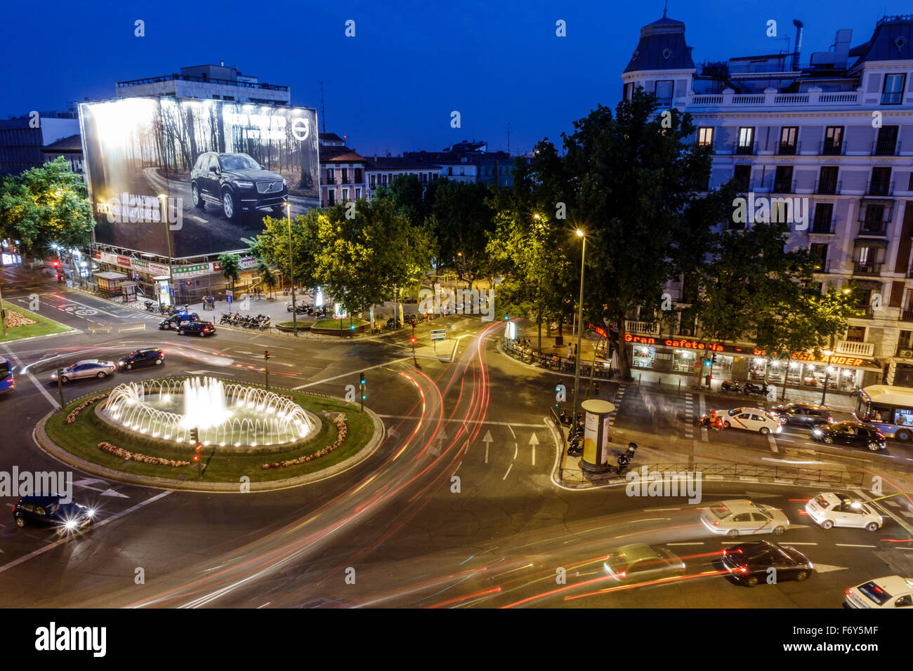 Madrid Spagna,Europa,spagnolo,ispanico Latino etnia immigrati minoritari minoranza,Chamberi­,Plaza Alonzo Martinez,crepuscolo,vita notturna sera af Foto Stock