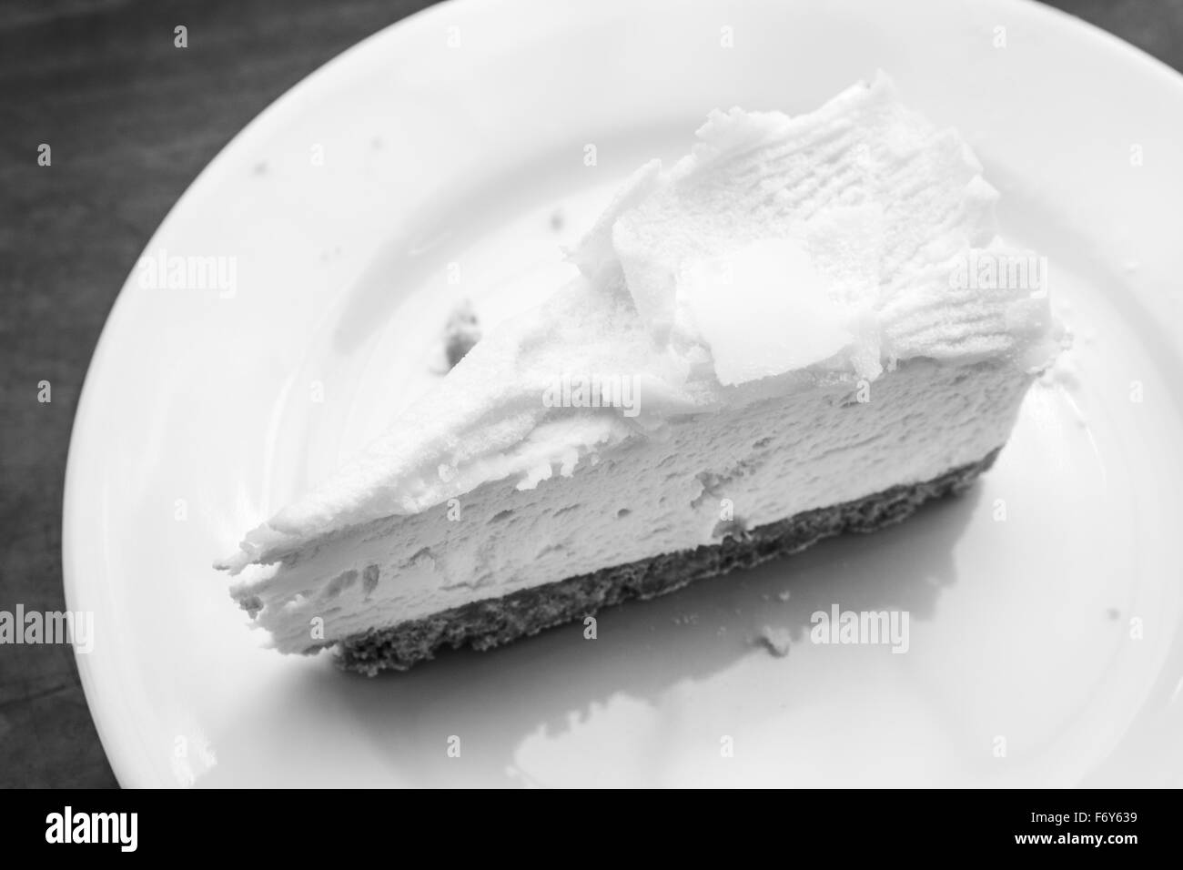 Fetta di cheesecake su una piastra bianca Foto Stock