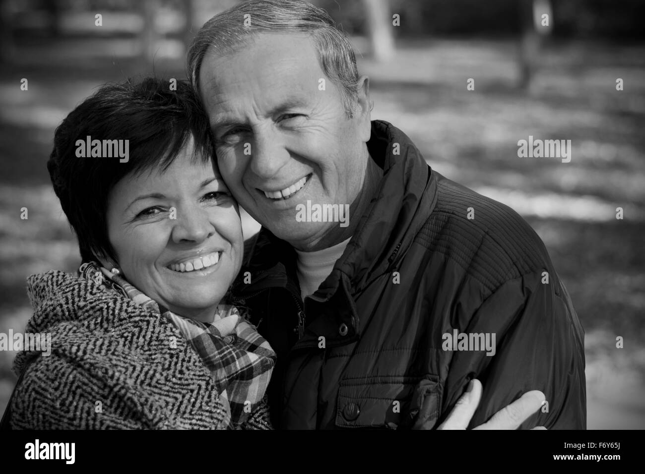 Senior coppia sposata per godersi la vita e giorni d'autunno in posizione di parcheggio Foto Stock