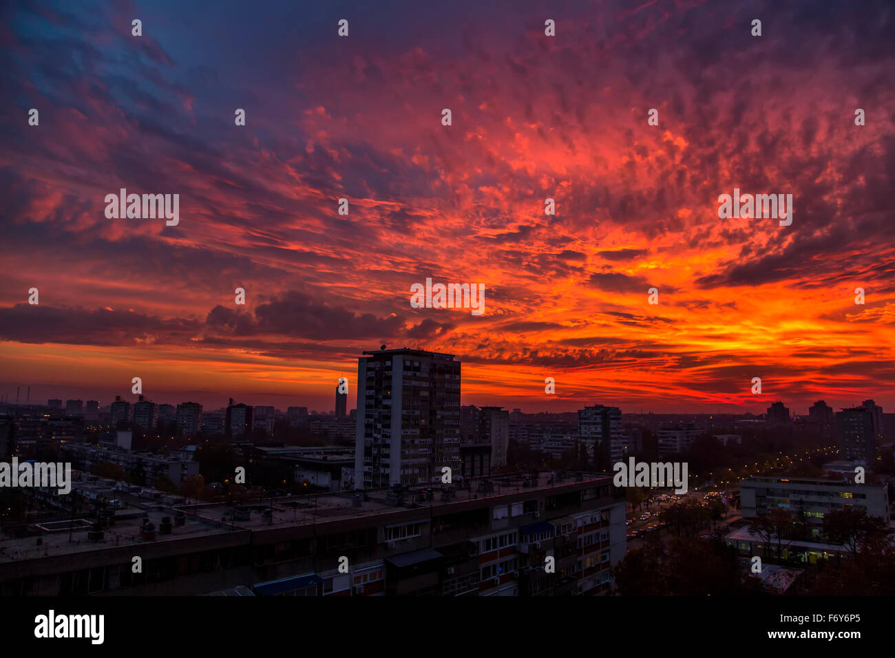 Red nubi su Belgrado, Serbia Foto Stock