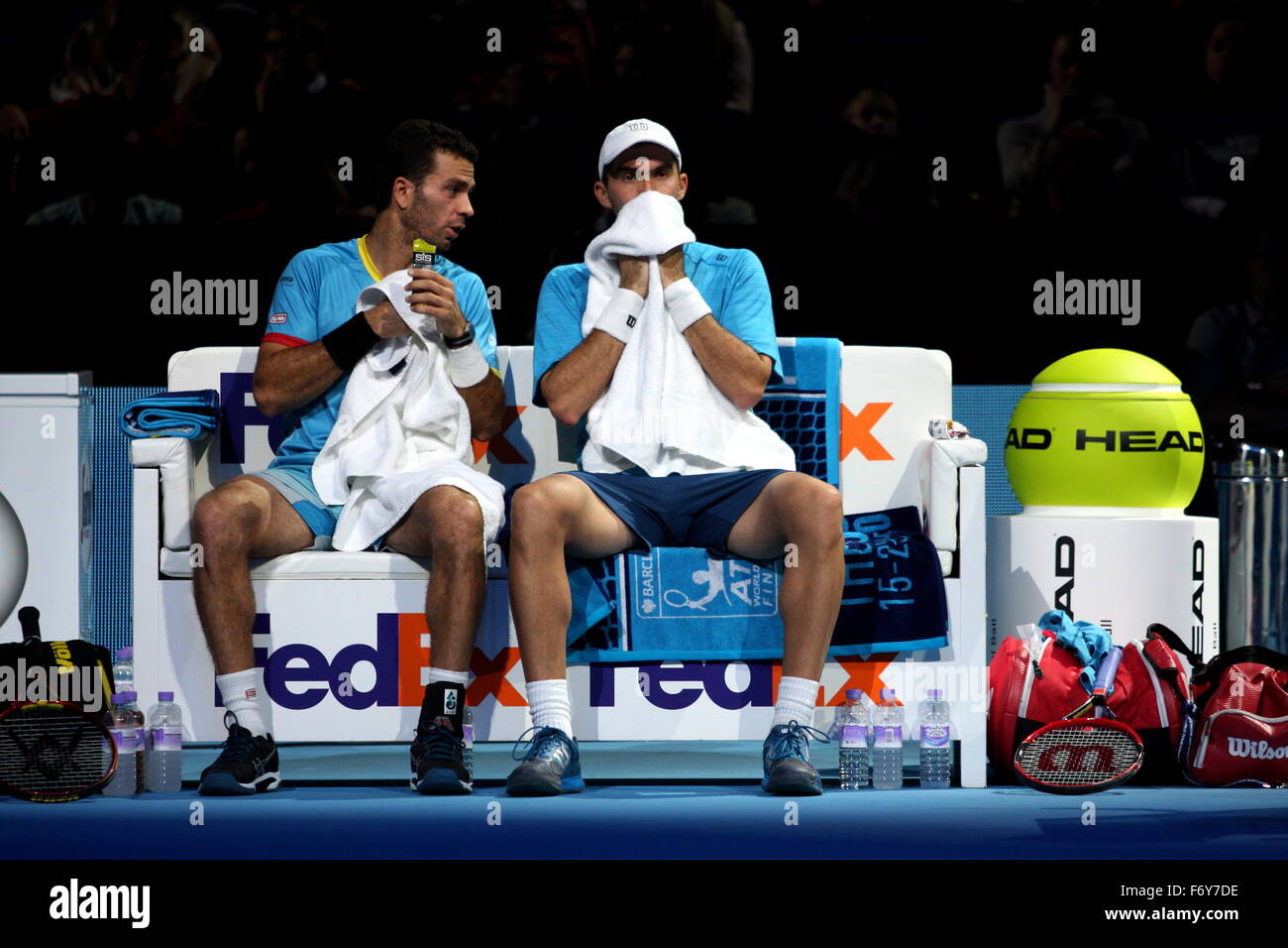 Barclays ATP World Tour Finals, Jean-Julien (NED), Horica Tecau (ROU) discutendo di tattiche durante il loro match contro Bob BRYAN (USA), Mike Bryan (USA) nel giorno 7 semifinali match contro. Jean-Julien (NED), Horica Tecau (ROU) vincere. O2 Arena, Londra, Regno Unito. Il 21 novembre 2015. Foto Stock