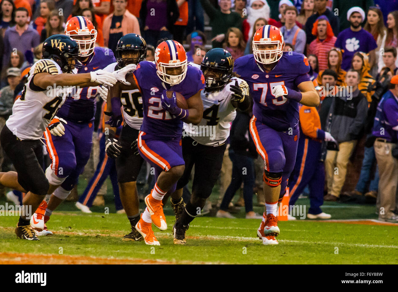 Clemson Tigers running back Tyshon colorante (22) durante il NCAA Football gioco tra Wake Forest e Clemson presso il Memorial Stadium di Clemson, SC. David stallieri/CSM Foto Stock