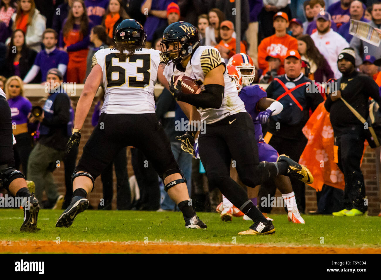 Wake Forest Demon diaconi stretta estremità Serigne a camma (85) durante il NCAA Football gioco tra Wake Forest e Clemson presso il Memorial Stadium di Clemson, SC. David stallieri/CSM Foto Stock