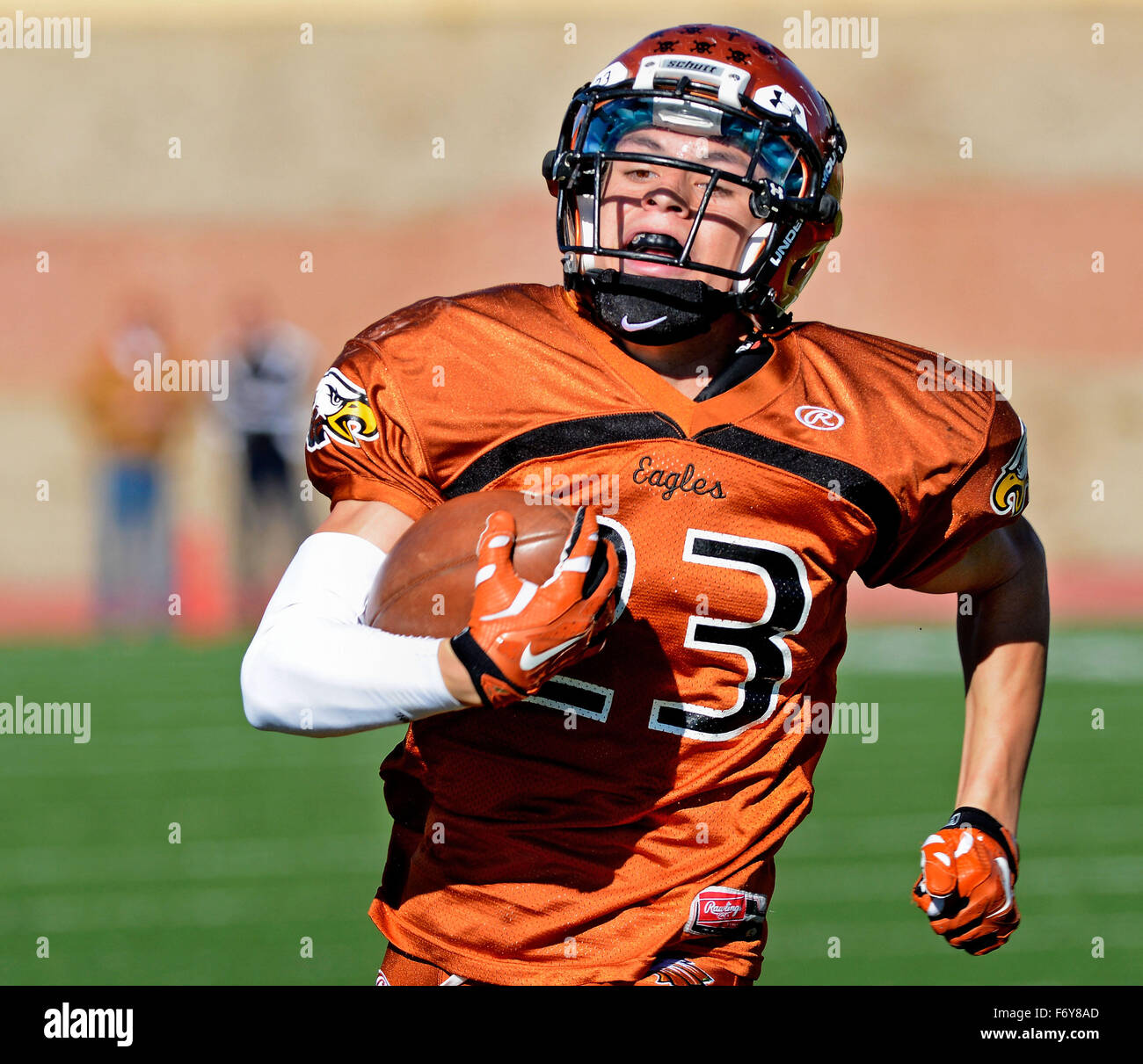 Albuquerque, NM, Stati Uniti d'America. Xxi Nov, 2015. Eldorado #23 Domenico Sandoval capi nella zona di estremità per il touchdown nel primo trimestre del gioco contro Hobbs. Sabato 9 Novembre 21, 2015. © Jim Thompson/Albuquerque ufficiale/ZUMA filo/Alamy Live News Foto Stock