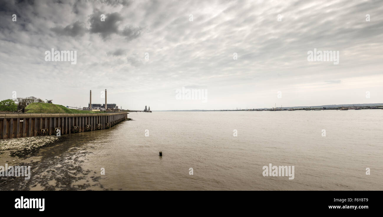 Immagine orizzontale guardando attraverso a Tilbury power station in Essex Foto Stock