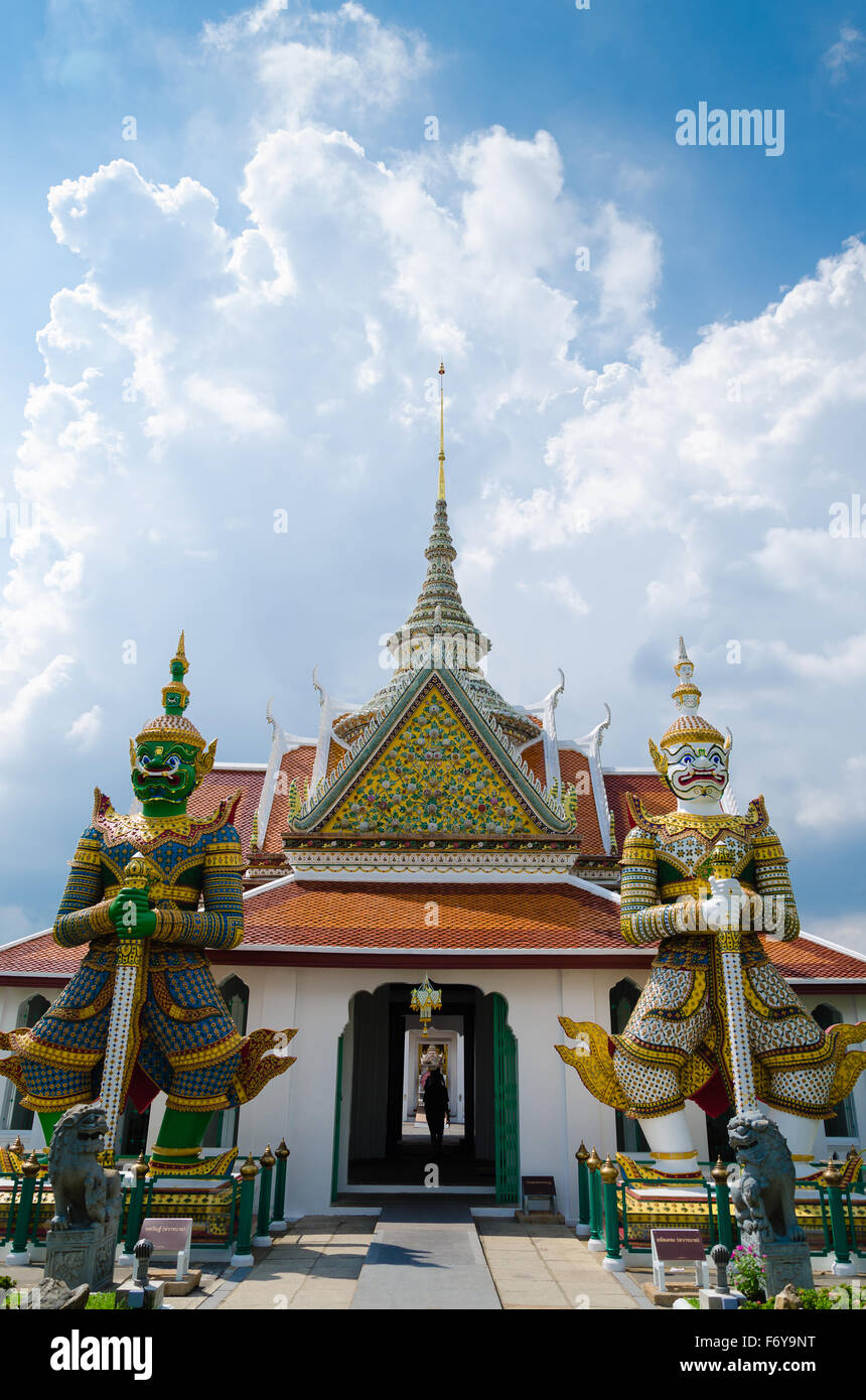 Arte gigante è statua ornamentale di Wat Arun (Tempio di Dawn) a Bangkok in Tailandia. Foto Stock