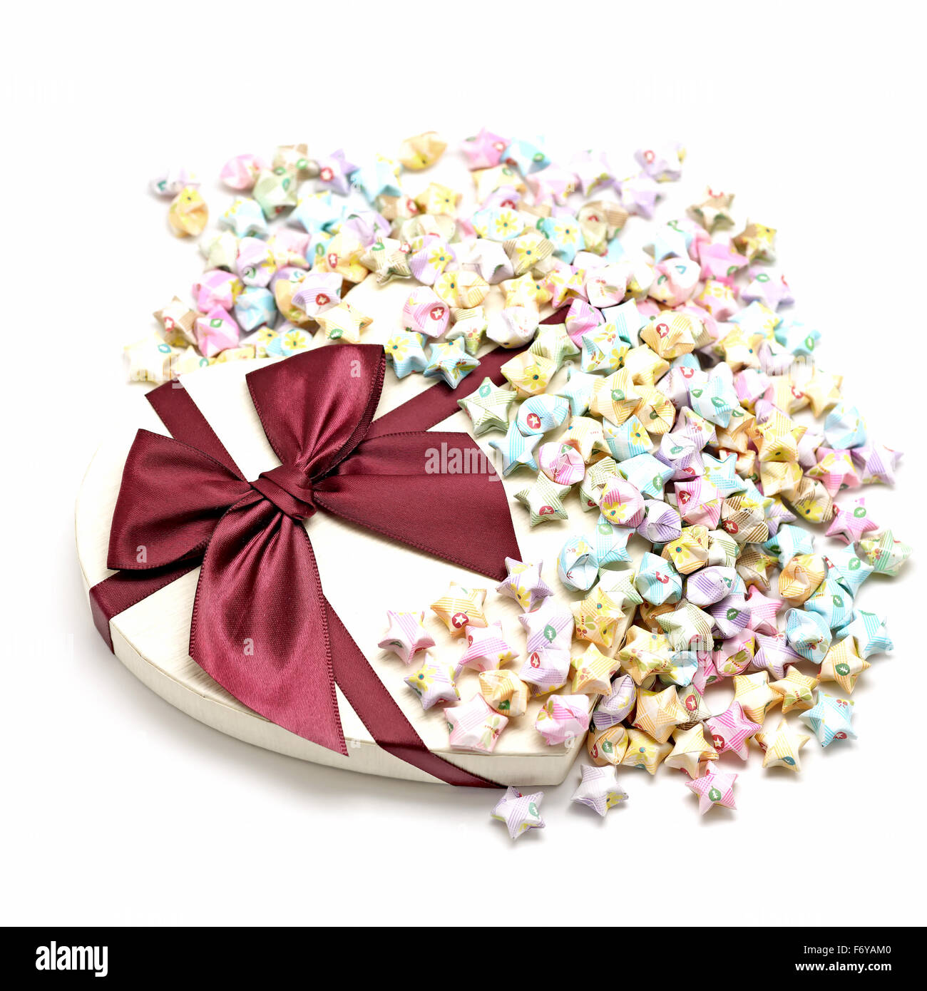 Confezione regalo con origami lucky stelle isolati su sfondo bianco Foto Stock