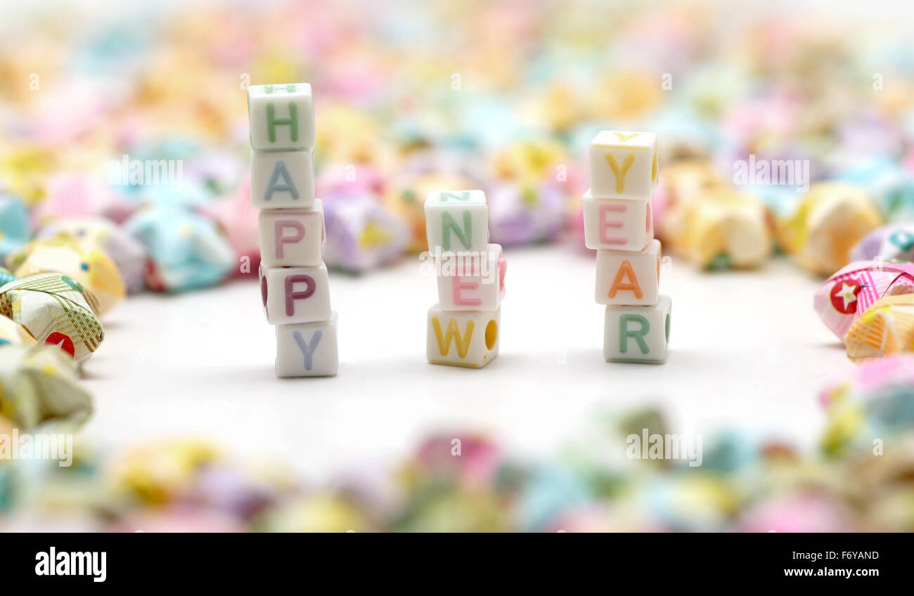Parola felice anno nuovo con origami lucky stelle isolati su sfondo bianco Foto Stock