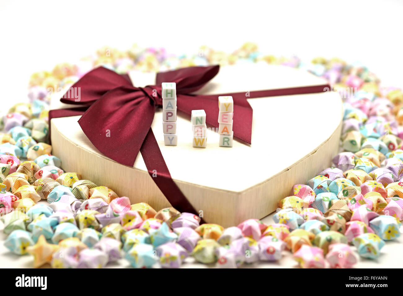 Parola felice anno nuovo sulla confezione regalo con origami lucky stelle Foto Stock