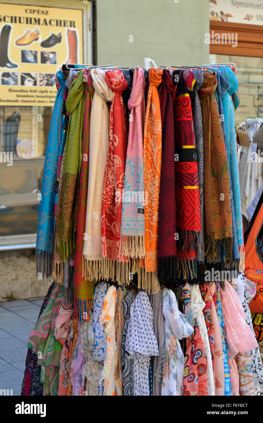 Colorate sciarpe in vendita sul display sul marciapiede in Budapest,  Ungheria Foto stock - Alamy