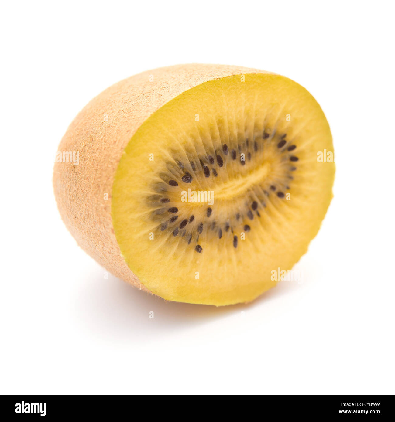 Golden fresche kiwi sezione su sfondo bianco Foto Stock