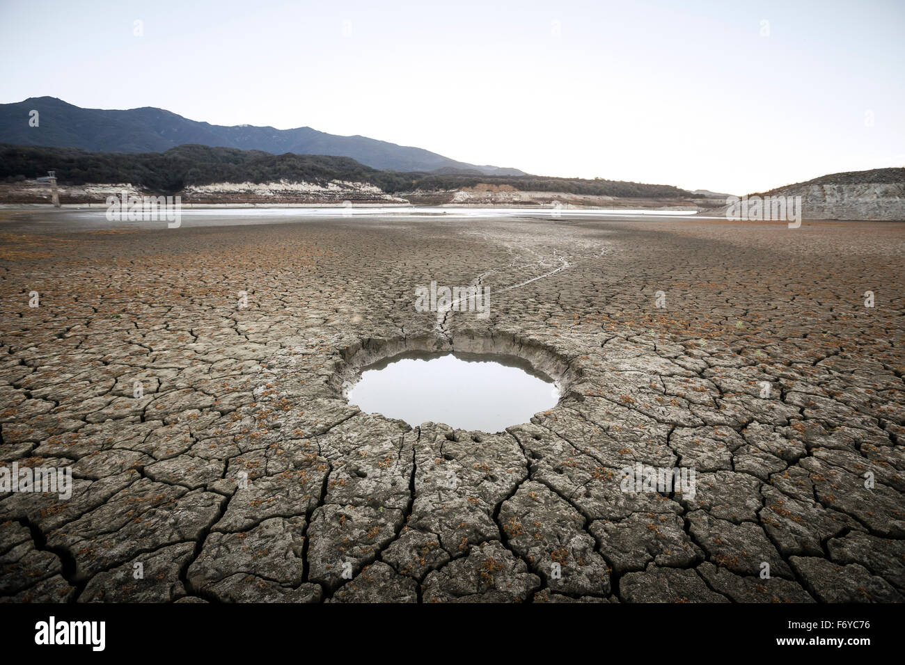 Lago di Cachuma in California di Santa Ynez Valley è ora in gran parte asciutta dopo diversi anni di siccità estrema. © Scott Londra/Alamy Live News Foto Stock