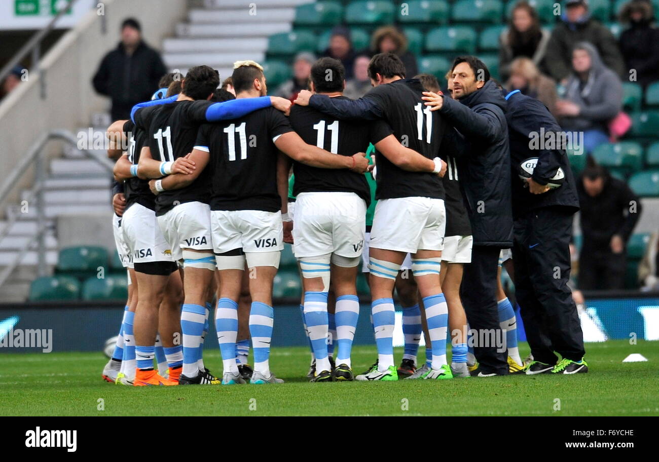 Twickenham, Regno Unito. Xxi Nov, 2015. Argentina hudle prima della Coppa Killik tra barbari e Argentina a Twickenham Stadium. La Puma è andato a vincere con un punteggio di 49-31. Credito: Azione Sport Plus/Alamy Live News Foto Stock